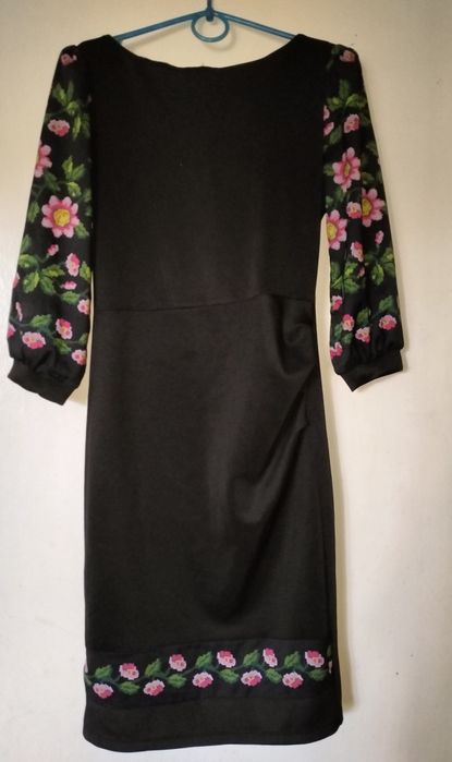 Сукня з вишивкою