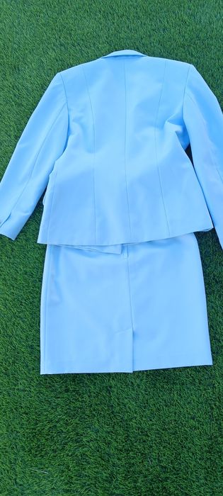 Fato azul claro, com duas peças