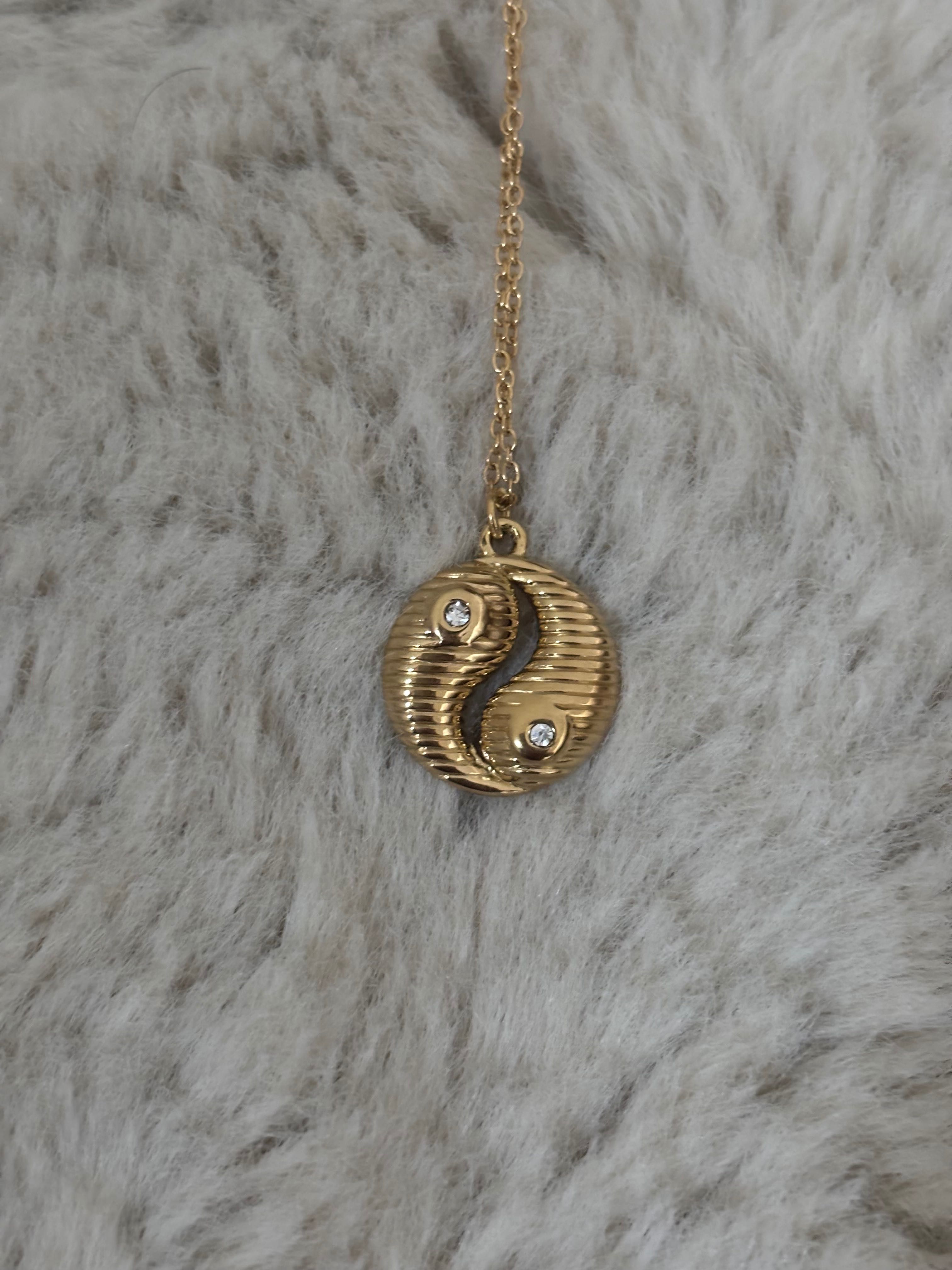 Colar dourado Yin-Yang com cristais