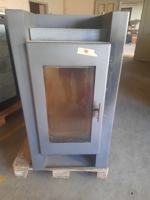 Kominek wolnostojacy typu koza. 7 kw.Duże palenisko