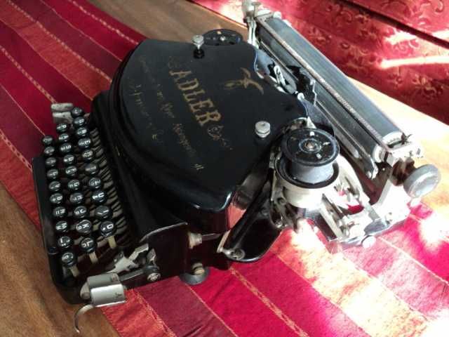 Maquina de escrever antiga centenária - Ano 1910