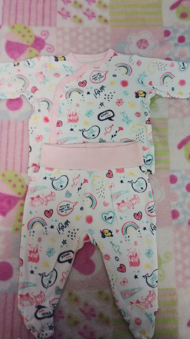 Śliczny kolorowy kaftanik+śpioszki 56