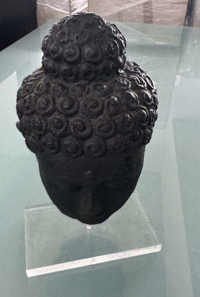Peça decorativa em formato do Buda em preto.