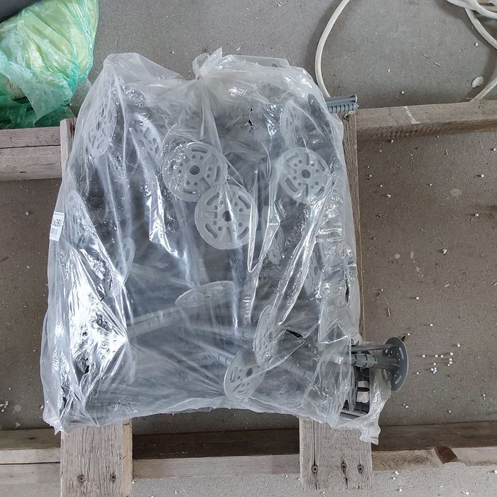 Łączniki kołki do mocowania w steropianie