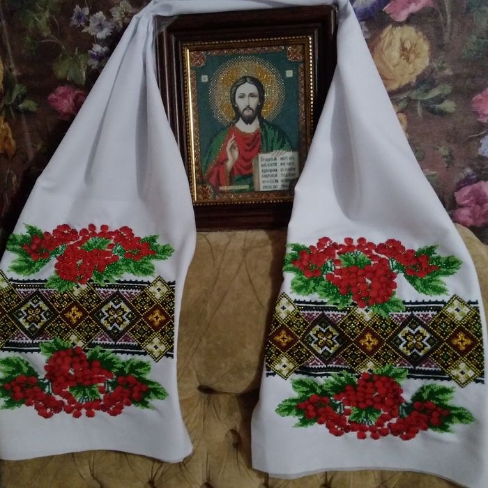 Парні образи вишиті бісером