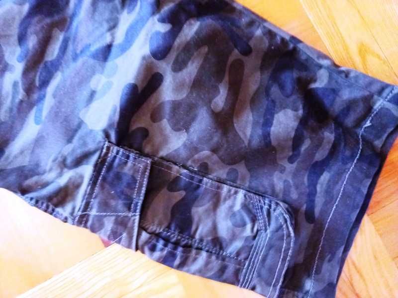 Męskie spodenki krótkie moro , capri rozmiar L z metki 35