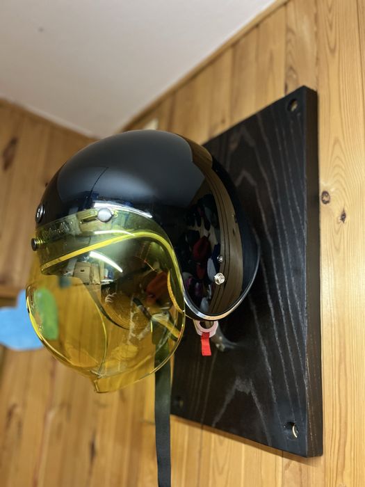 Wieszak na kask motocyklowy