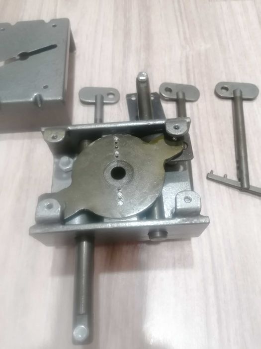 Замок двухригельный, вертикальный (журавль, с падающим ключом) гараж