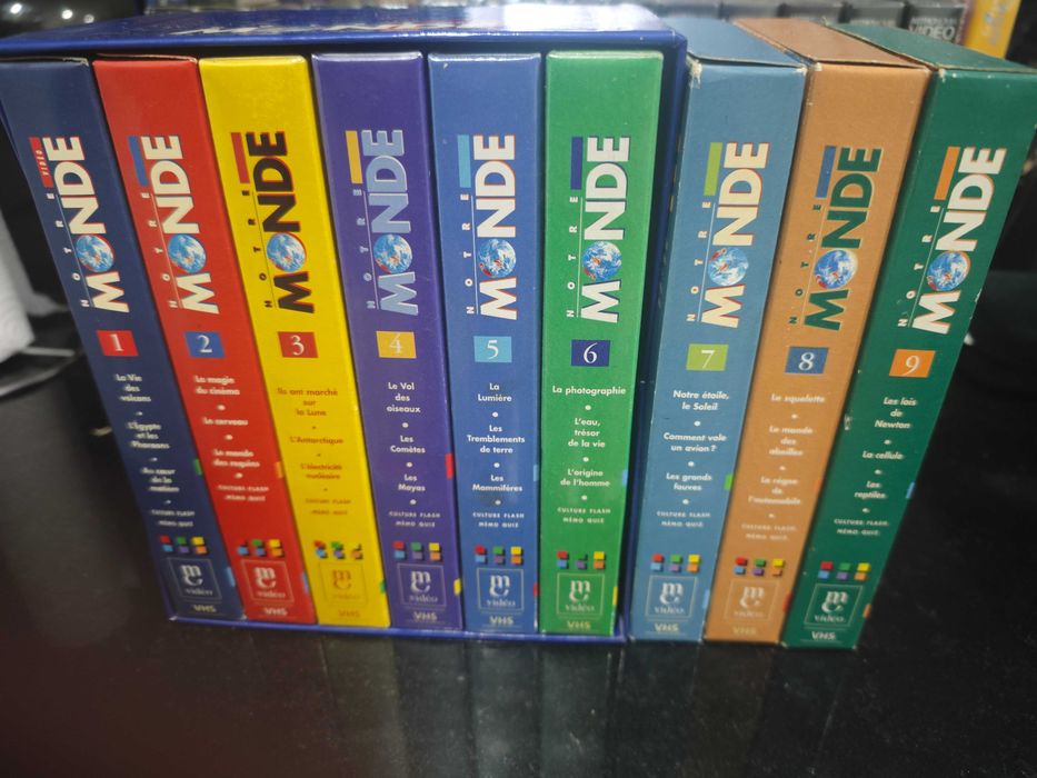 Coleção de 9 Cassettes VHS em Francês "Notre Monde"