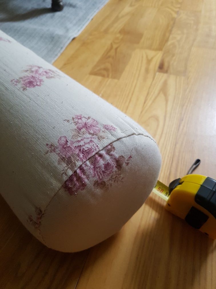 Urocza poduszka wałek w różyczki