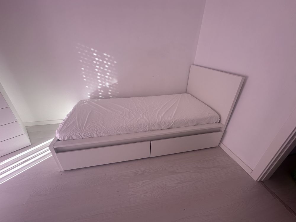 Cama meio corpo, com cabeceira branca , 2,10 por 1,05 cm