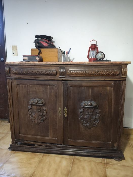 Móvel de madeira com tampo de mármore