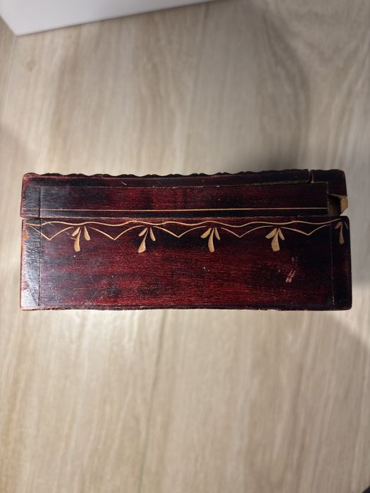 Drewniana szkatułka z ozdobnym grawerem, vintage