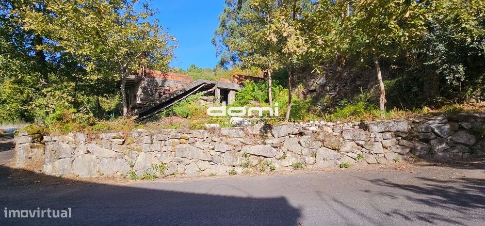 🏡 Moradia Rústica em Pedra para Recuperar – Pedreiras, Valadar