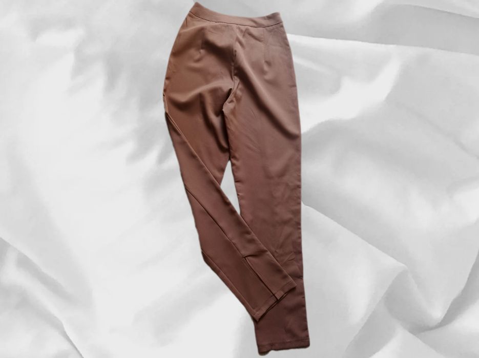 Brązowe spodnie z wysokim stanem, eleganckie, z rozporkami r. XS
