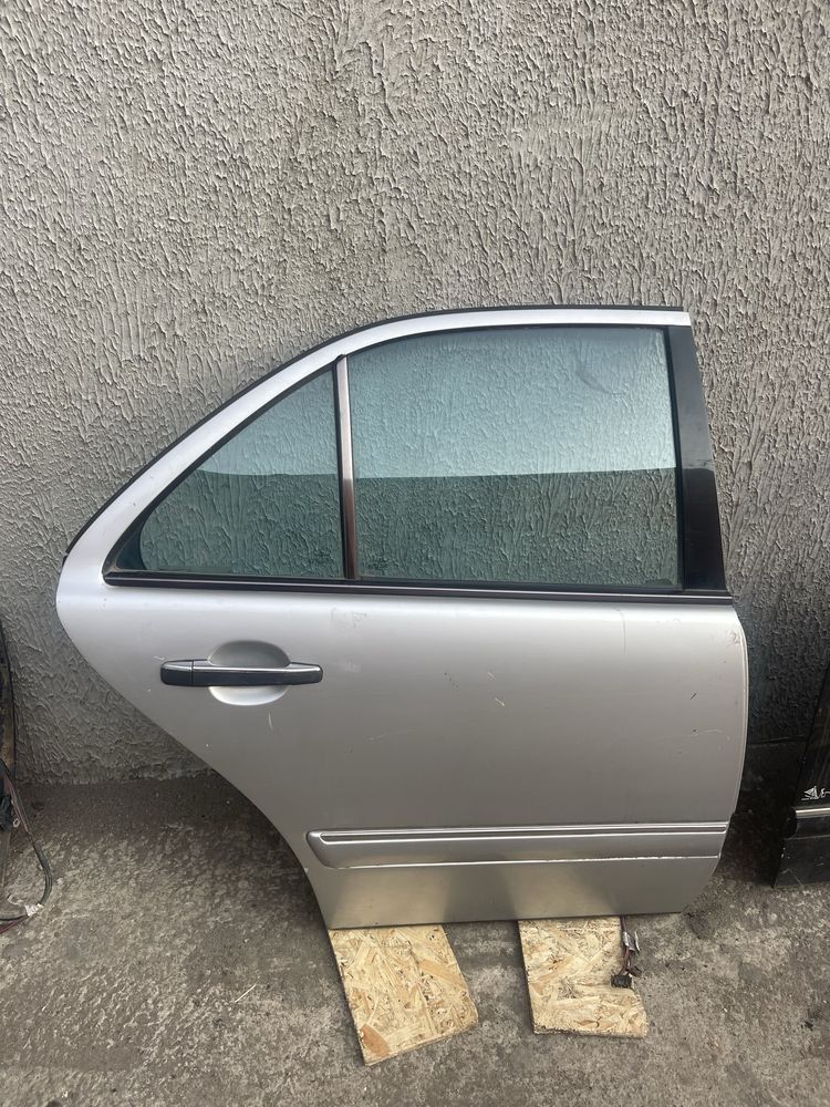 Двері задні Mercedes W210