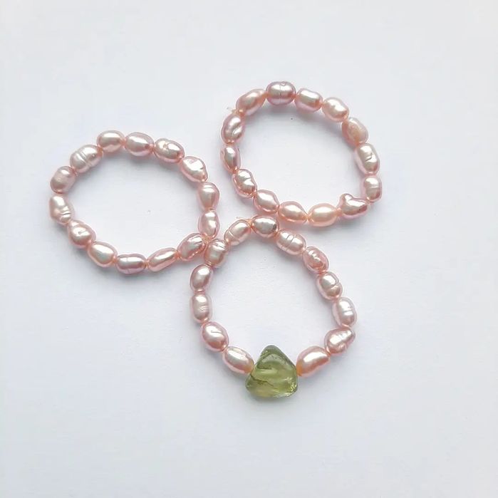 Кольца из жемчуга, аквамарина, чёрной шпинели, апатита и других камней