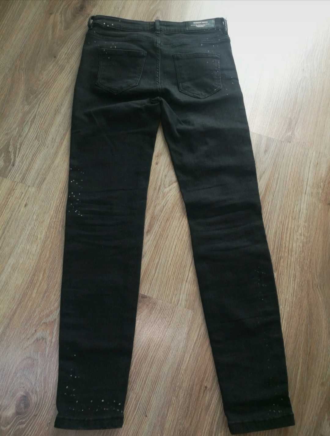 Modne czarne jeansy