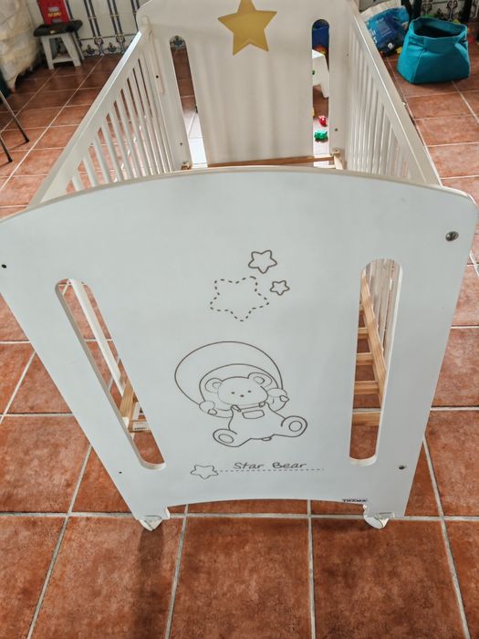Berço de bebé com comoda