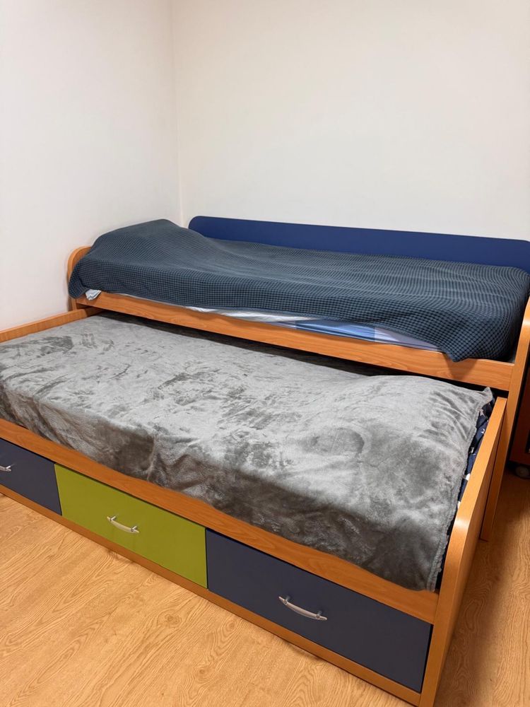 Cama dupla de gavetão com colchões quarto criança