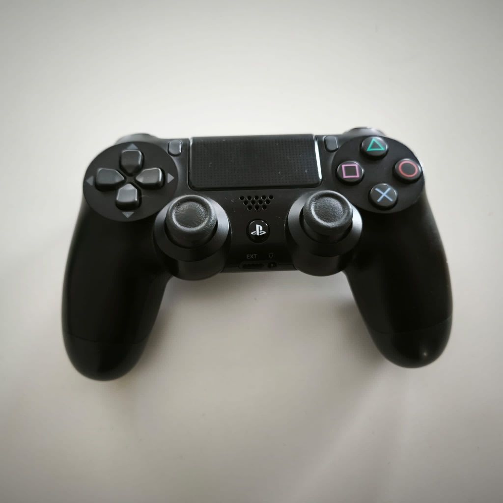 PS4 com comando oficial