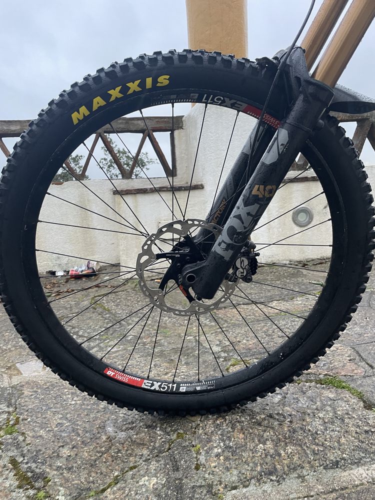 Bicicleta Downhill Canyon Sender 2024