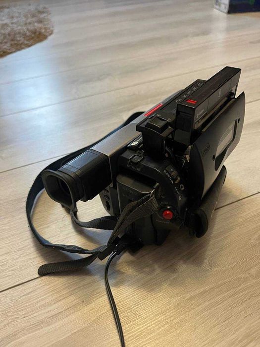 Відеокамера Sony Handycam CCD-TR717E
