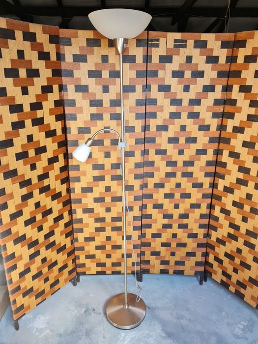 Lampa stojąca podłogowa