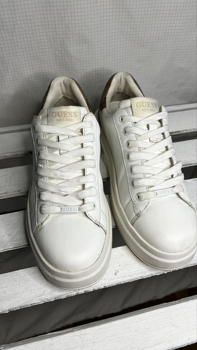 жіночі кросівки Guess Elbina