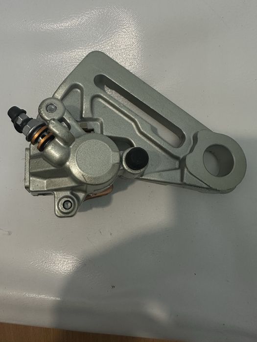 Zacisk hamulcowy tylny z jarzmem do motocykla / quada