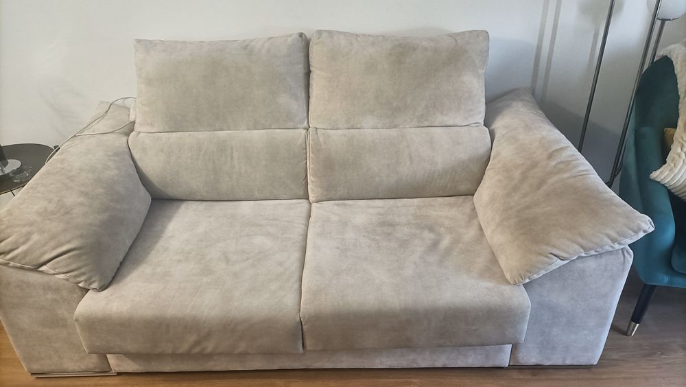 Vendo SOFÁ EM OTIMO ESTADO de 3 lugares em veludo e móvel impecável