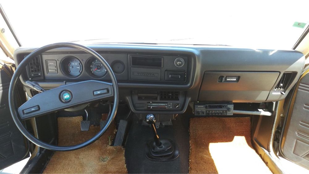 Toyota Corolla KE30 de 1975 – Clássico em excelente estado