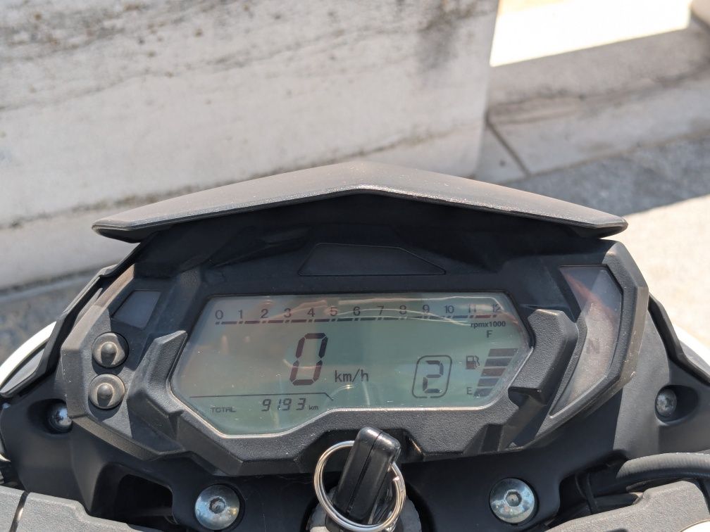 Mota Benelli BN 125 com pneus Michelin