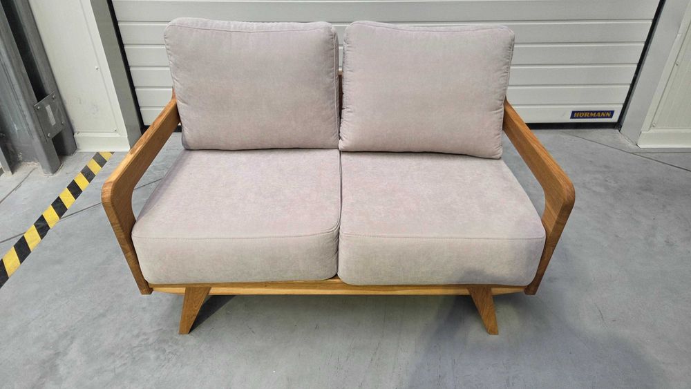 Sofa z drewna litego marki TheBEDS.