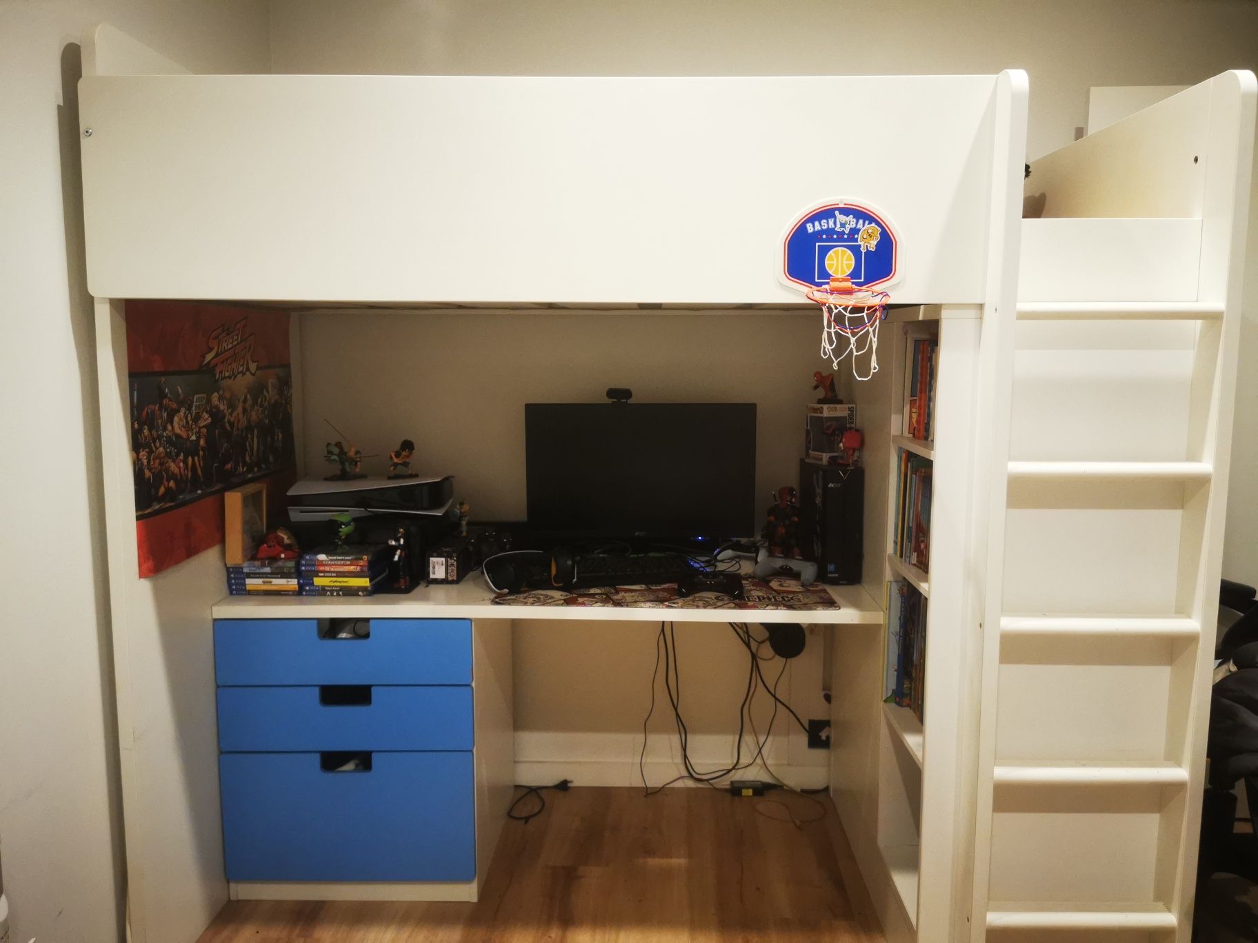Beliche com secretária Ikea com detalhes azuis
