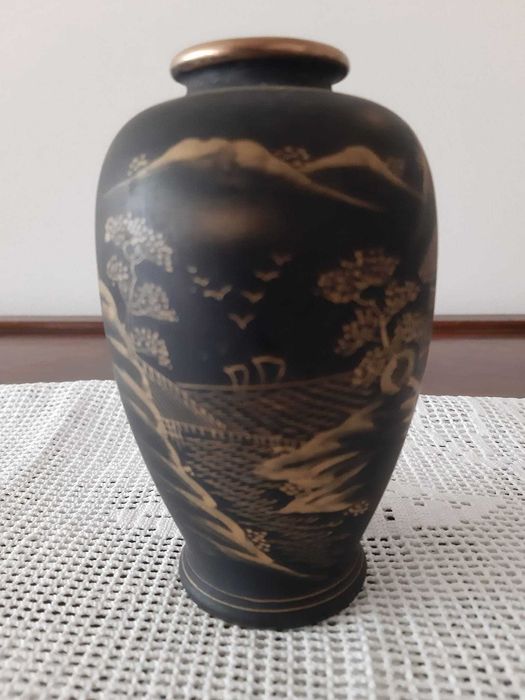 Antiga Jarra Japonesa ornamentada com paisagem pintada a ouro