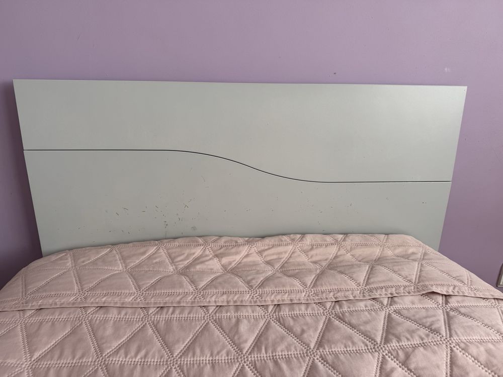 Cama com mesinha de cabeceira