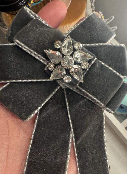 Nowa, elegancka szara broszka okazja