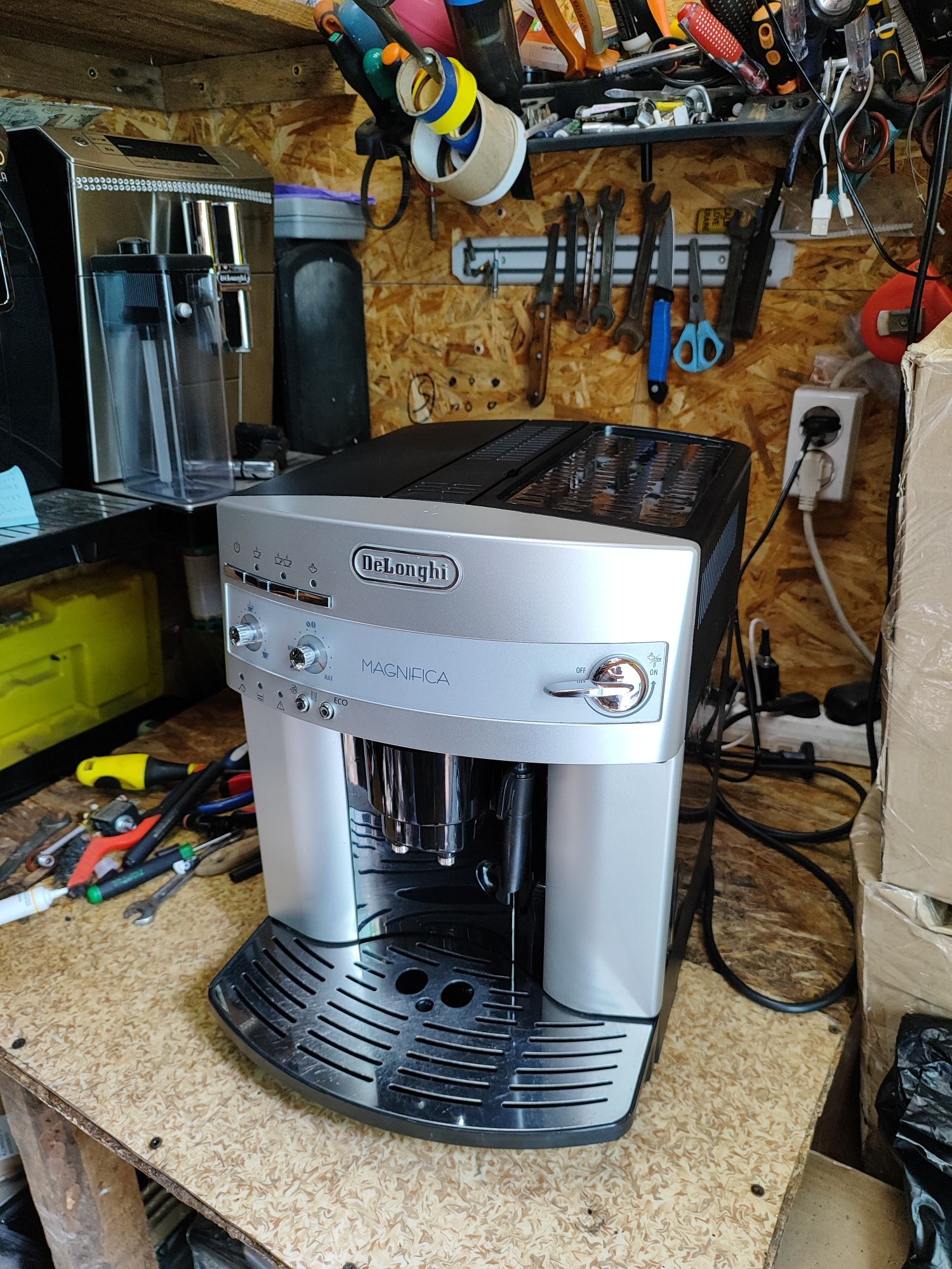 Кофемашина, кавомашина Delonghi ESAM 04.110 Magnifica