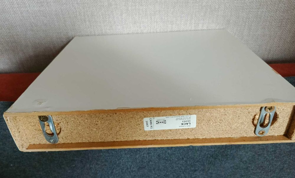 Półka ścienna biała.