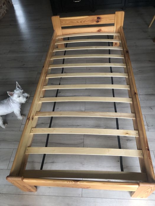 Sprzedam sosnowe łóżko wraz z materacem 90x200