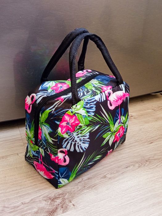 Nowa torba termiczna śniadaniowa o wymiarach 23x19x13 cm.