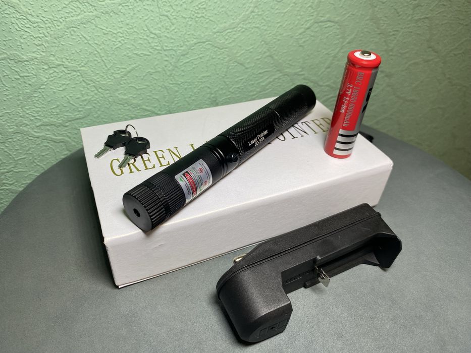 Мощная лазерная указка. Дальность до 15 км. С аккумулятором и зарядкой