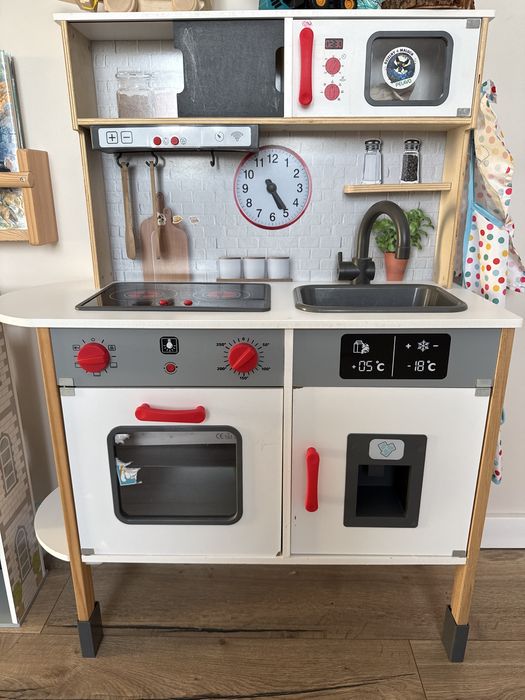 Drewniana kuchnia z akcesoriami