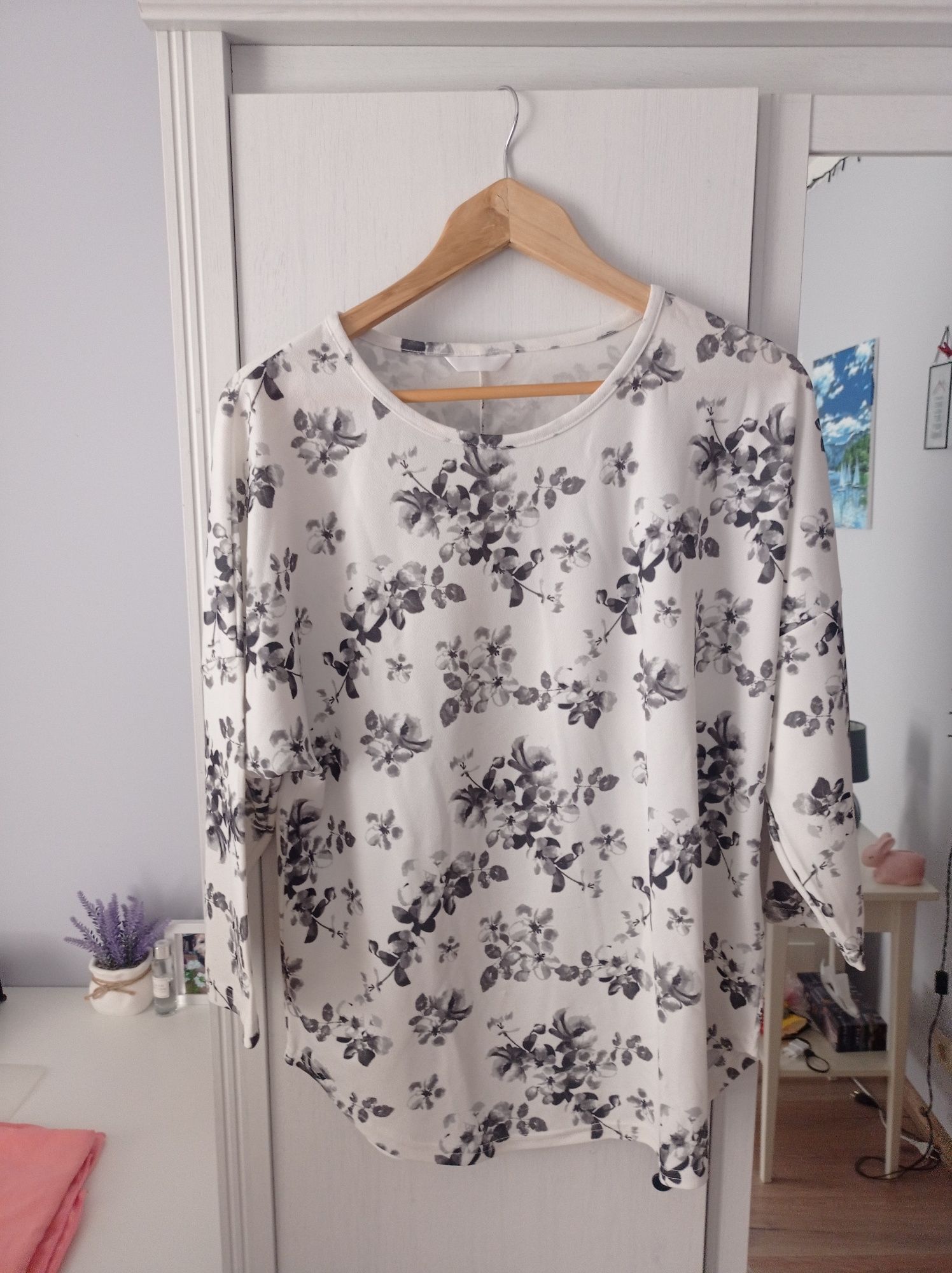 Bluza w czarne kwiaty