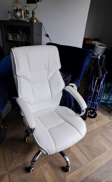 Fotel sekretarki lub salon kosmetyczny  b wygodny gora dol bialy