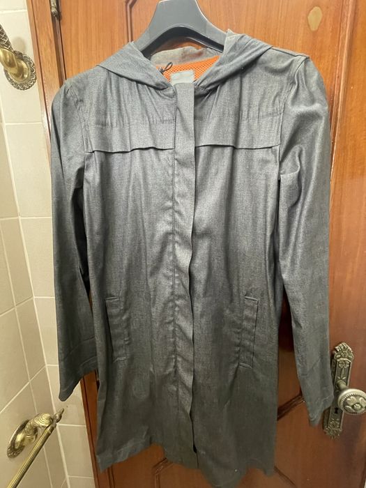 Parka cinzenta com capuz
