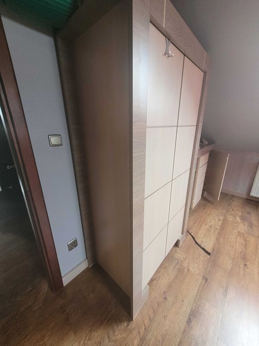 Zestaw mebli. Szafa, średnia i mała komoda.