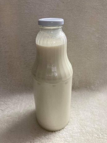 Mleko wiejskie od krów z własnej hodowli w szklanych butelkach