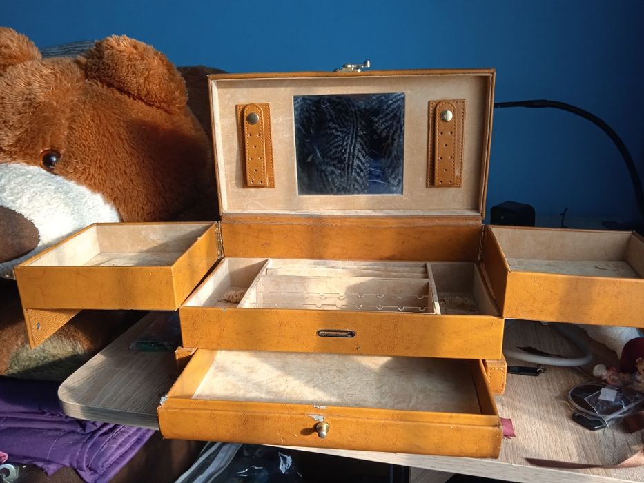 Скринька для коштовностей і прикрас